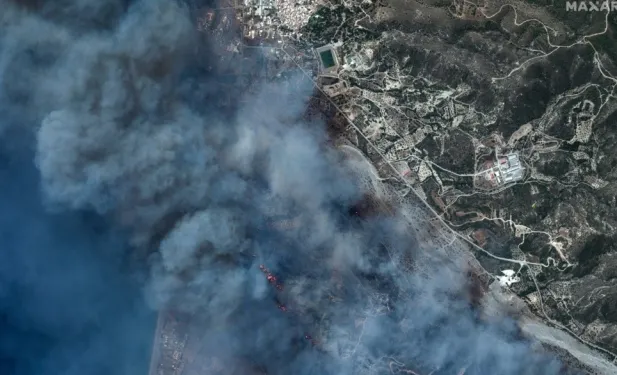 Yunanistan'da uçak mı düştü? (VİDEO) Yunanistan yangın söndürme uçağı düştü mü?