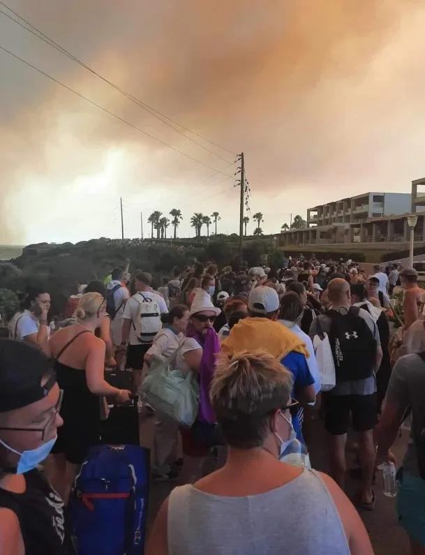 Yunanistan'da uçak mı düştü? (VİDEO) Yunanistan yangın söndürme uçağı düştü mü?