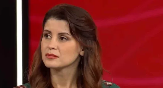 Esra Abay Kimdir? Sen Türkülerini Söyle Finalisti Esra Abay Kimdir? Esra Abay nereli? Esra Abay kaç yaşında? Esra Abay finali kazandı mı?