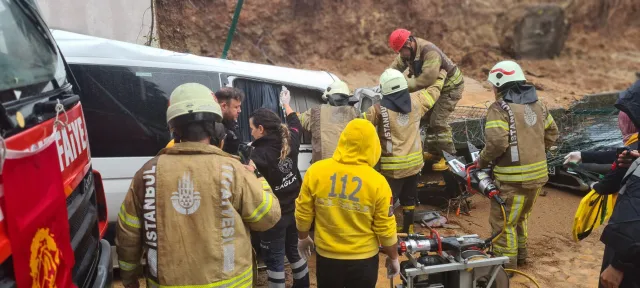 Sağanak bu kez de Anadolu yakasını vurdu! İstanbul Pendik'te istinat duvarı araçların üzerine çöktü