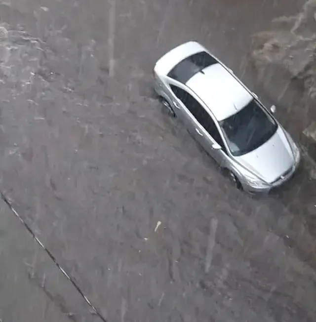 Sağanak bu kez de Anadolu yakasını vurdu! İstanbul Pendik'te bir çok yeri su bastı