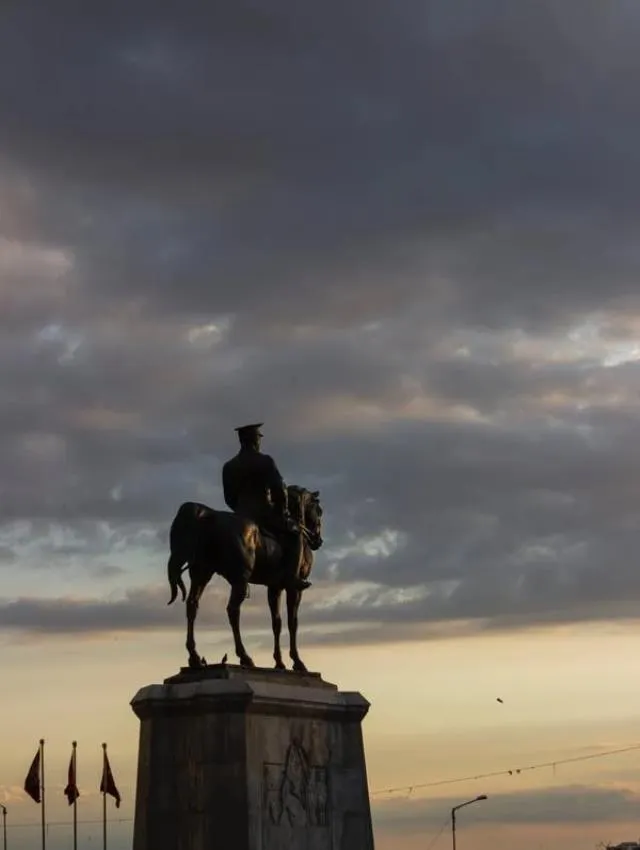 10 Kasım post örnekleri! 10 Kasım Atatürk fotoğrafları! 10 kasım Atatürk Wallpaper! Büyük Atatürk resmi, küçük Atatürk resmi, yaka için Atatürk resmi