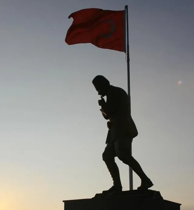 10 Kasım post örnekleri! 10 Kasım Atatürk fotoğrafları! 10 kasım Atatürk Wallpaper! Büyük Atatürk resmi, küçük Atatürk resmi, yaka için Atatürk resmi