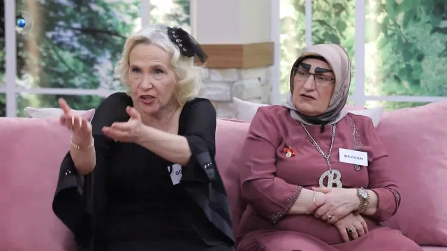 GELİNİM MUTFAKTA CANLI İZLEME LİNKİ | 1320. BÖLÜMDE NELER OLACAK? Haftanın finalinde bileziği kim aldı?