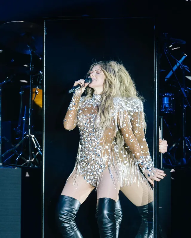 Hadise konserinde ne giydi?