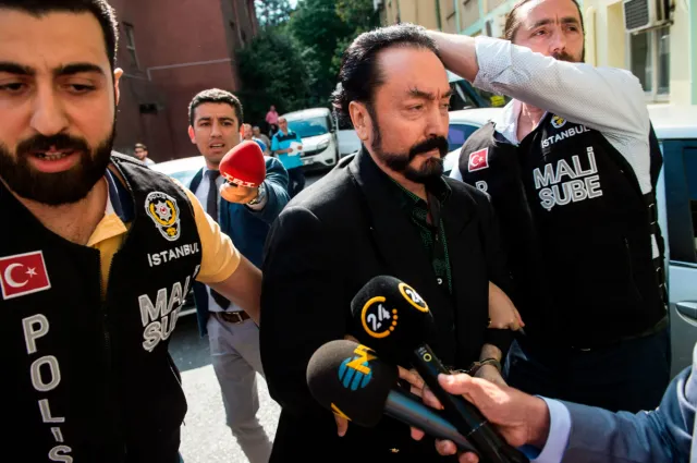 Adnan Oktar cezaevinde yüzlerce avukatla görüşmüştü! Adnan Oktar nereye nakledildi?
