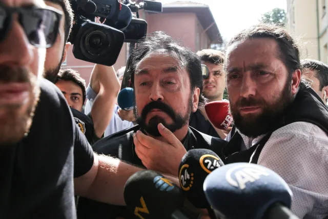 Adnan Oktar cezaevinde yüzlerce avukatla görüşmüştü! Adnan Oktar nereye nakledildi?