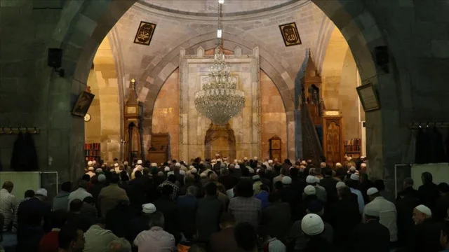 CUMA NAMAZI KILINIŞI | Cuma namazı kaç rekat, nasıl kılınır? Cuma namazı farz mı, sünnet mi?