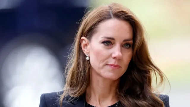 Kate Middleton photoshop'lu fotoğrafı hangisi?