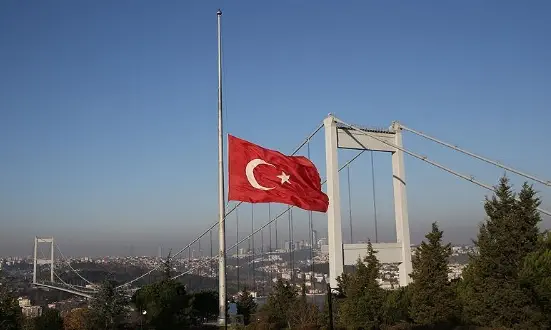 Bayraklar neden yarıya indirildi Okullarda, kurumlarda bayraklar neden yarıya indirildi?