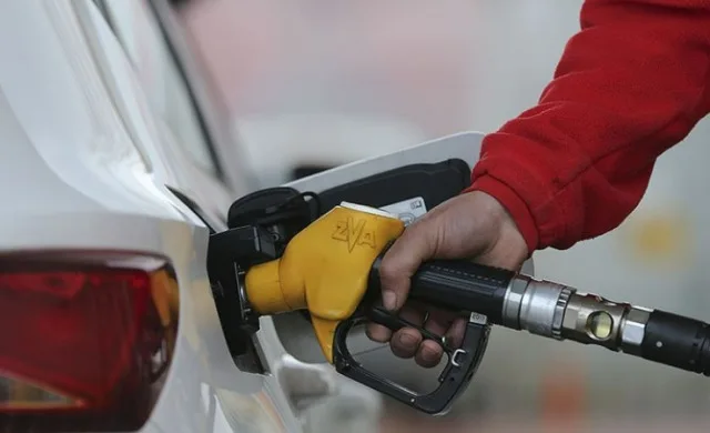 Benzine indirim var mı? 5 Ekim benzin fiyatları düştü mü, ne kadar oldu? Motorin, benzin indirim geldi mi?