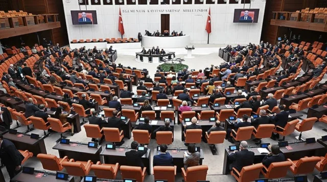 Çalışan emeklilere 5 bin lira teklifi Meclis'ten geçti mi, kabul edildi mi?
