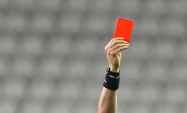 Direkt kırmızı kart kaç maç ceza? Direkt kırmızı kart gören futbolcu kaç maç ceza alır?