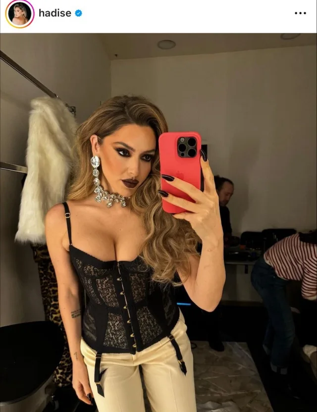 Hadise göğüs dekolteli paylaşımına ne yazdı? Takipçiler Hadise'ye ne dedi?