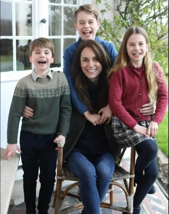 Kate Middleton photoshop'lu fotoğrafı hangisi?