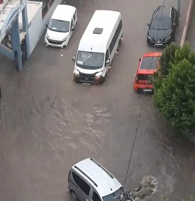 Sağanak bu kez de Anadolu yakasını vurdu! İstanbul Pendik'te bir çok yeri su bastı