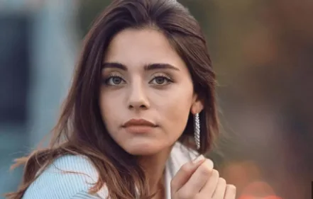Sıla Türkoğlu KİMDİR? Kızılcık Şerbeti oyuncusu Sıla Türkoğlu nereli kaç yaşında? Sıla Türkoğlu kimin kızı? - HY Gazete